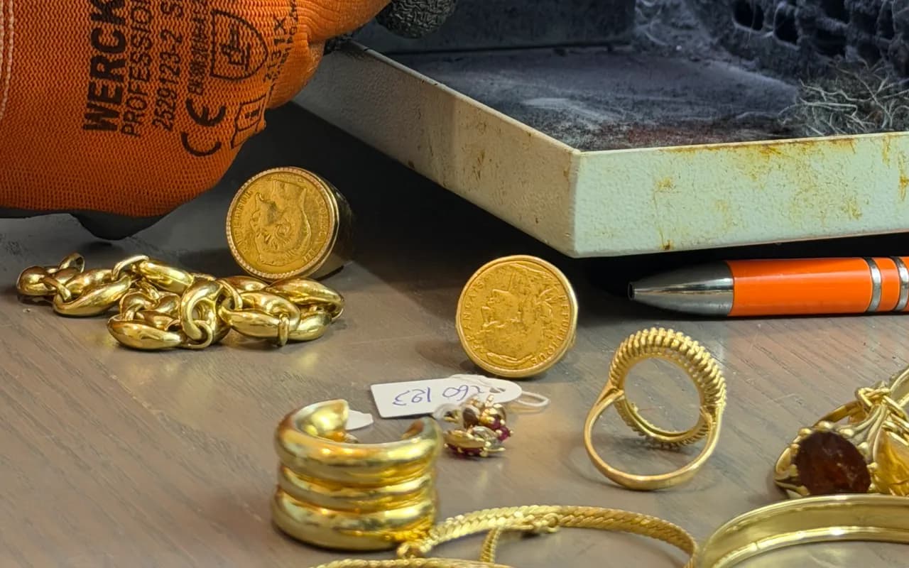 Chaîne, pièces montées en bijou, bagues et bracelets en or sur l'établi