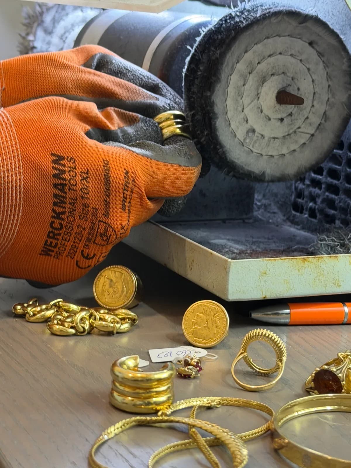 Bague en or tenue contre la brosse d'un touret de polissage